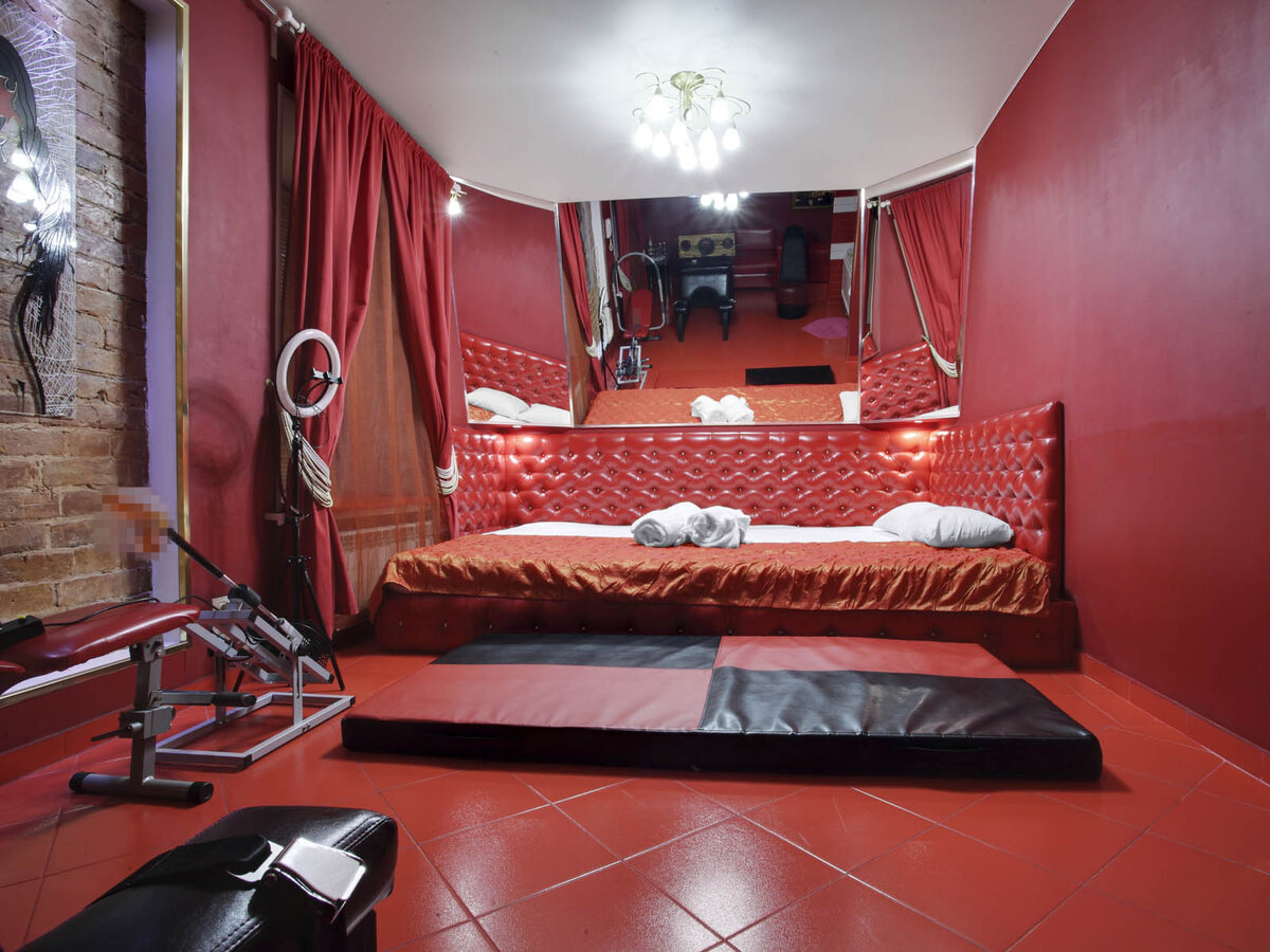 Площадка для мокрых игр в номере "Искушение" в отеле Подушкин на Таганке в Москве.