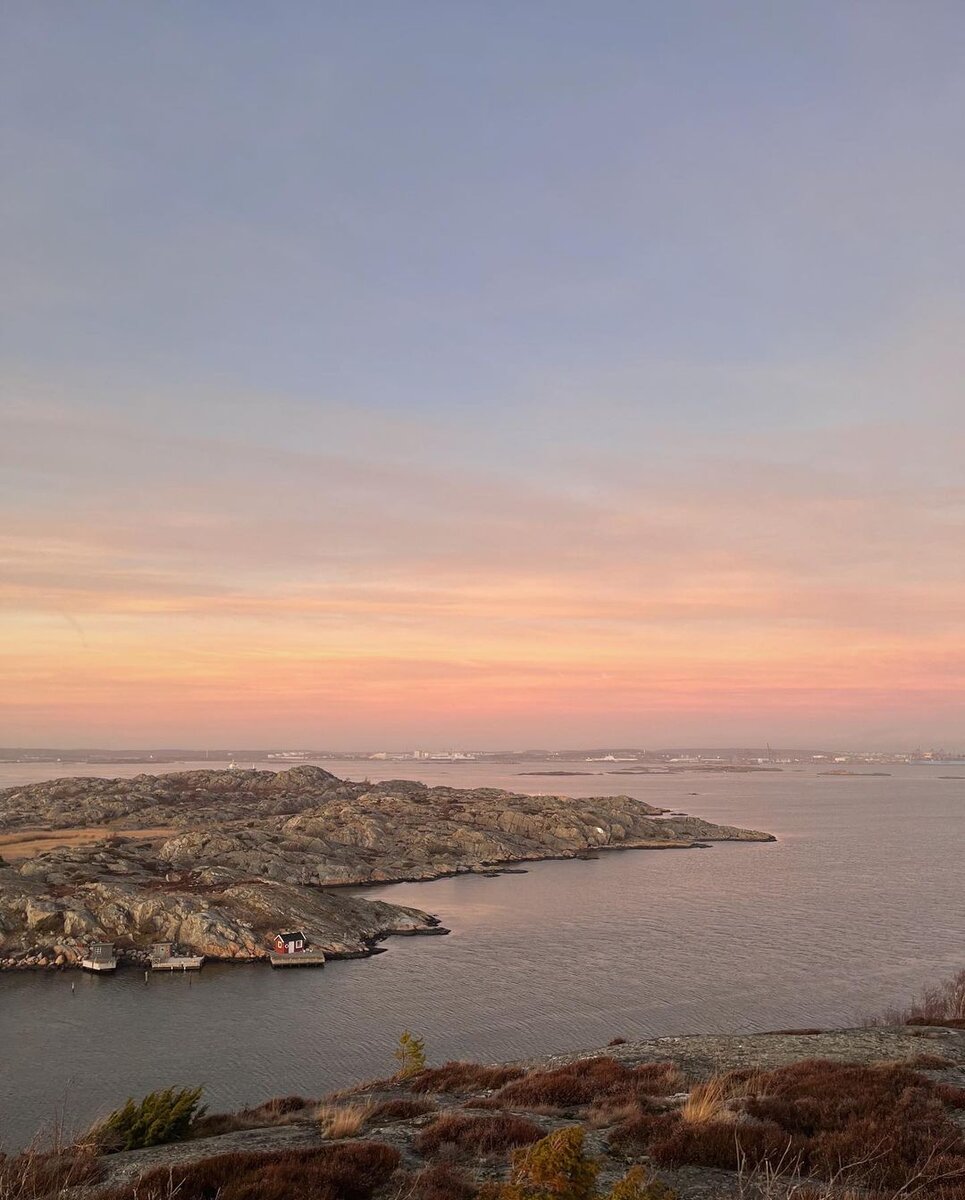 Это фото сделано с острова Asperö, где живет семья. С него открывается вид на другие жилые и нежилые острова, которые входят в архипелаг