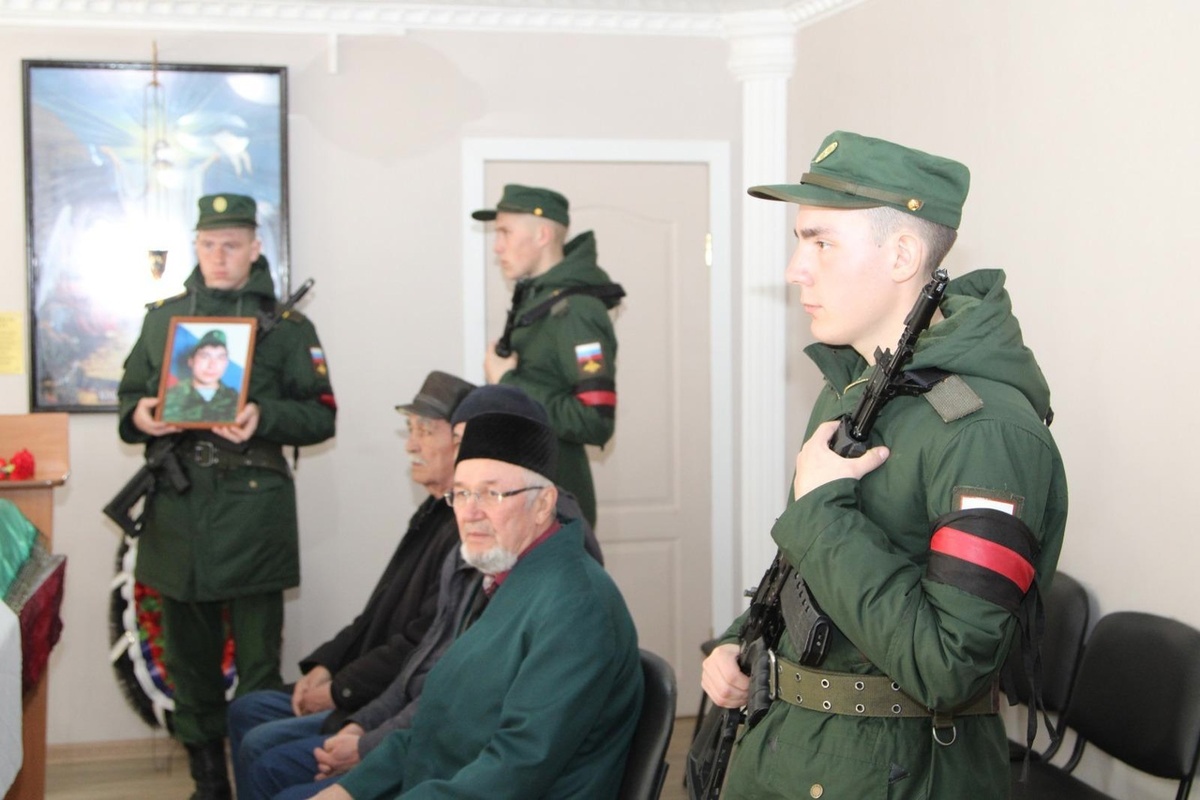  📷    В Медногорске простились с бойцом Ринатом Туйгуновым, погибшим в ходе СВО Марина Шарт