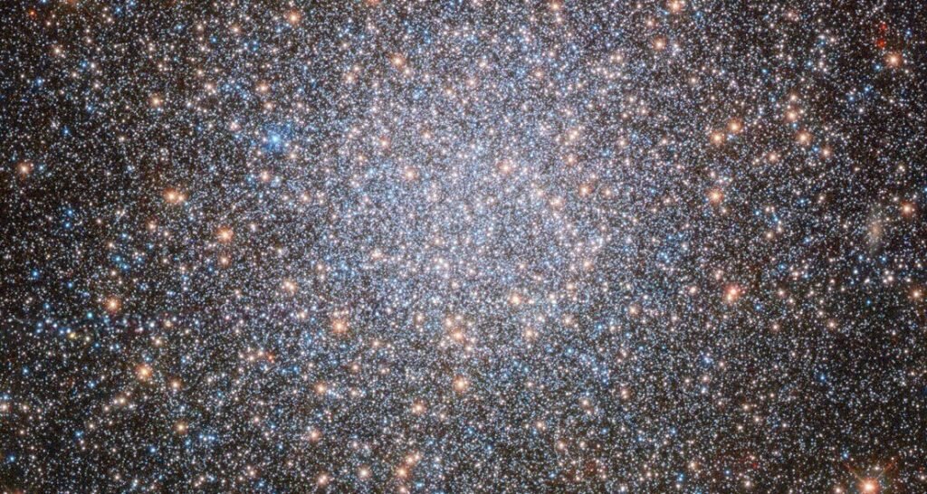 Обычно звезды, населяющие шаровые скопления, очень похожи, поскольку образовались примерно в одно и то же время.