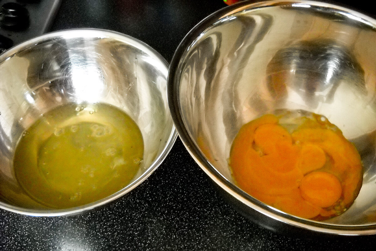 фото из архива автора: белки в одну миску, а желтки в другую миску