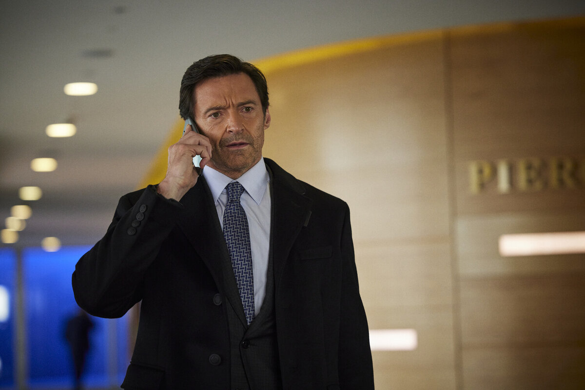 Герой Хью Джекмана постоянно съедаем чувством вины и одновременно старается держать лицо и источать оптимизм,