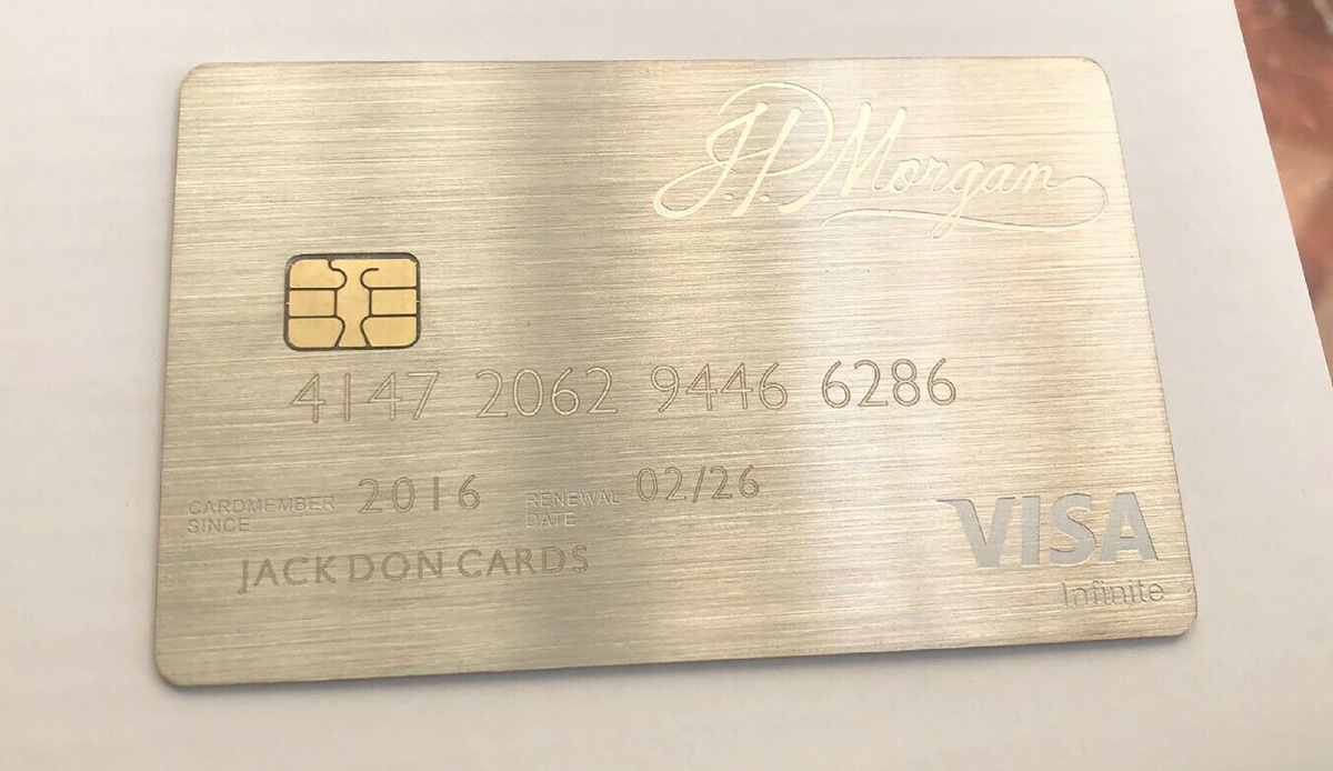 Премиальная карта к которой можно получить доступ имея на руках около 25 миллионов долларов. И то, не факт, что вам ее дадут. Богатейшие люди желающие получить этот вожделенный кусочек пластика ждут по нескольку лет. Но все же, это стоит того. Владельцев карты ждет необъятная система бонусов, которая позволяет получить грандиозные скидки во многих областях. Доступ к vip залам ожидания и многие прелести богатой жизни.