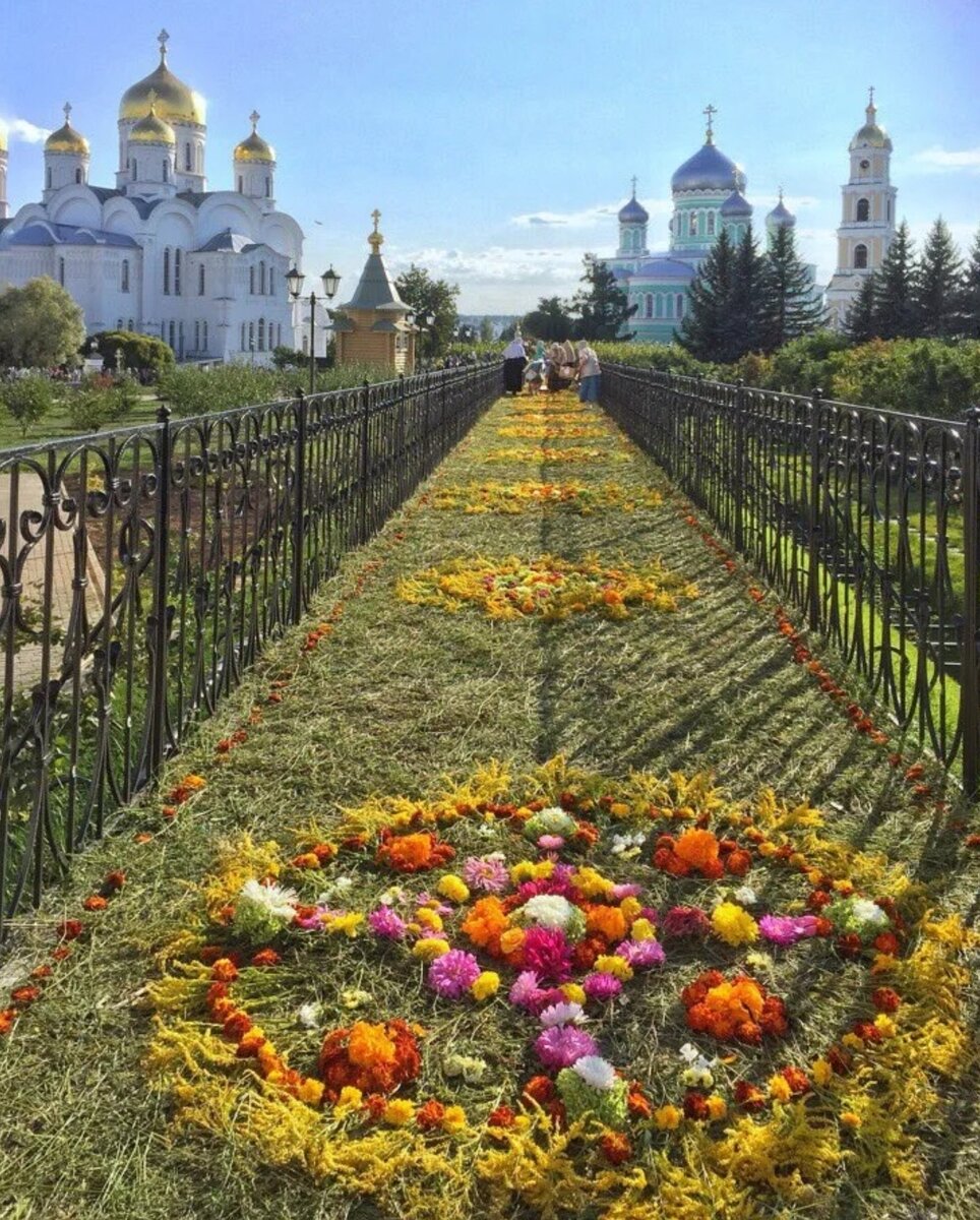 Монастырь в цветах