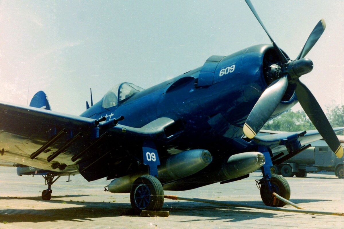 Самолет Vought F4U-5NL № FAH-609 Corsair ВВС Гондураса, пилотируемый кап. Фернандо Сото, когда он сбил три сальвадорских самолета. Сейчас выставлен в Музее воздушного пространства в Тегусигальпе.