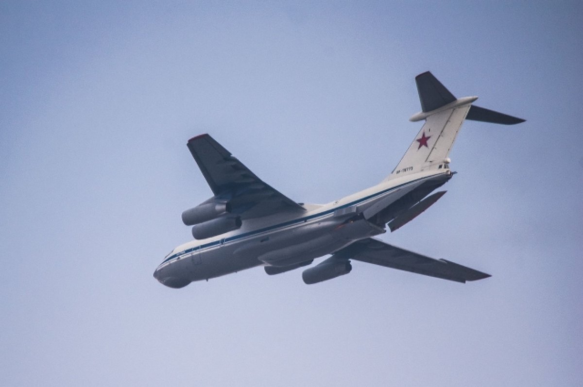    Военные самолеты в небе над Оренбургом выполняют учебные полёты.