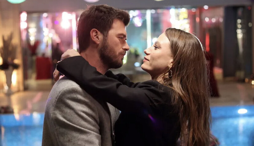 Стоп кадр из турецкого сериала «Семья» Кыванч Татлыту и Серенай Сарыкая