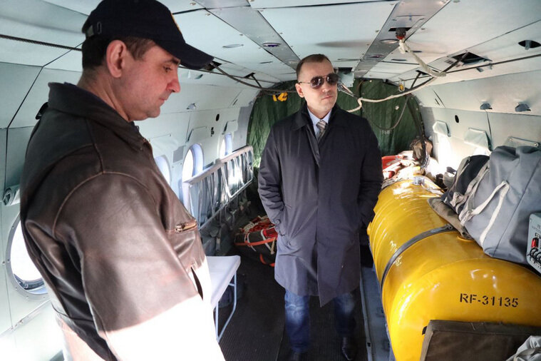    Курганский губернатор Вадим Шумков (в центре) осмотрел вертолет МИ-8