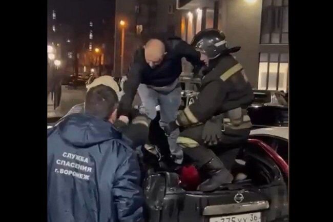 Фото полицейского. Мужчина выпал с 19 этажа воронеж. Человек в машине. Воронеже упал мужчина. Парень в машине.