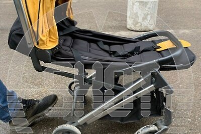    Пьяный бомж упал на коляску с ребенком ©Telegram-канал "SHOT"