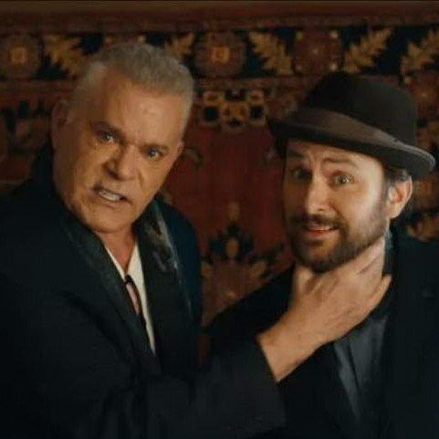     Чарли Дэй случайно становится кинозвездой в трейлере «Рая для дураков»