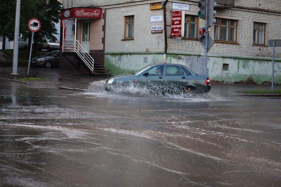 Сильный дождь. Ливень машина. Дождь лужи. Лужа грязи.