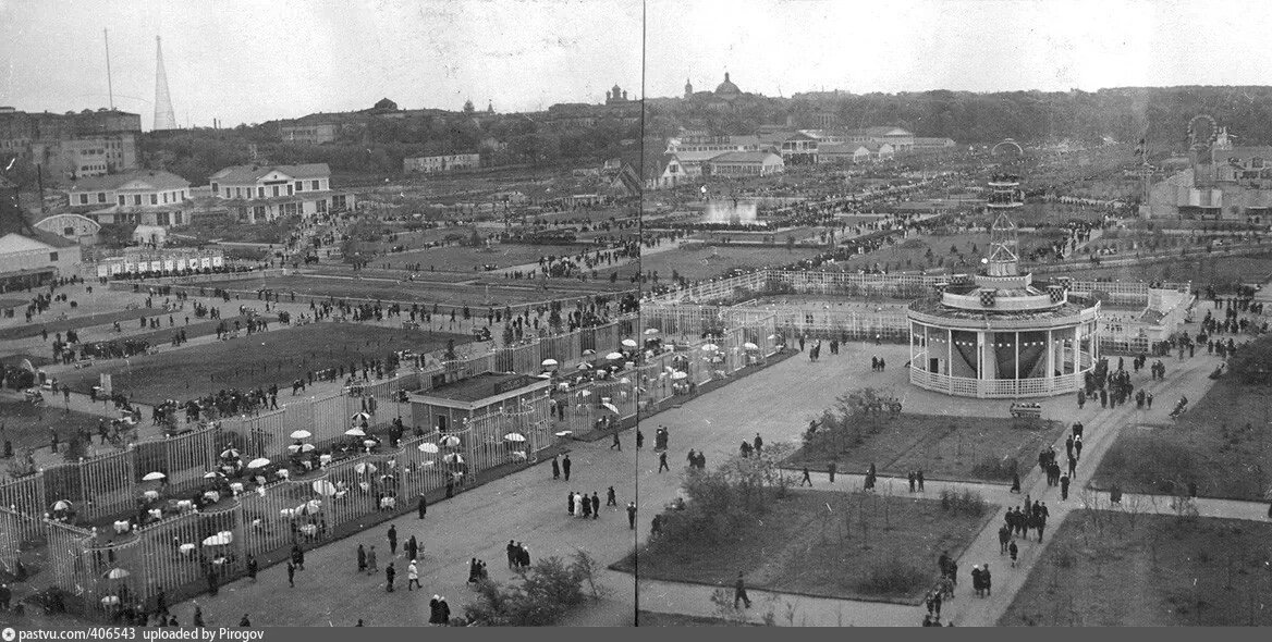 Парк Горького с высоты парашютной вышки. О ней чуть позже, 1936. Автор фото: Шалашов. С сайта www.pastvu.com.