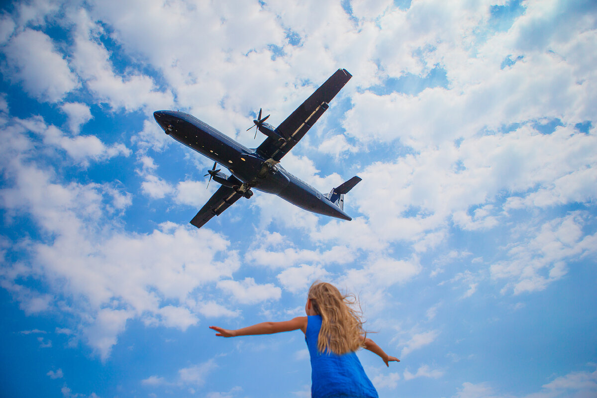 He goes by plane. Фотосессия с самолетом. Небо самолет девушка. Девушка улетает на самолете. Человек и самолет в небе.