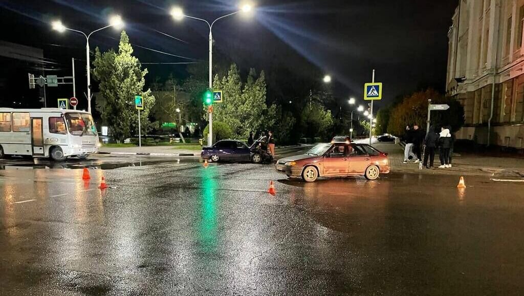     В Ростовской области столкнулись два автомобиля отечественного производства, пострадал один из пассажиров, подробности аварии рассказала в пресс-службе донского УГИБДД.