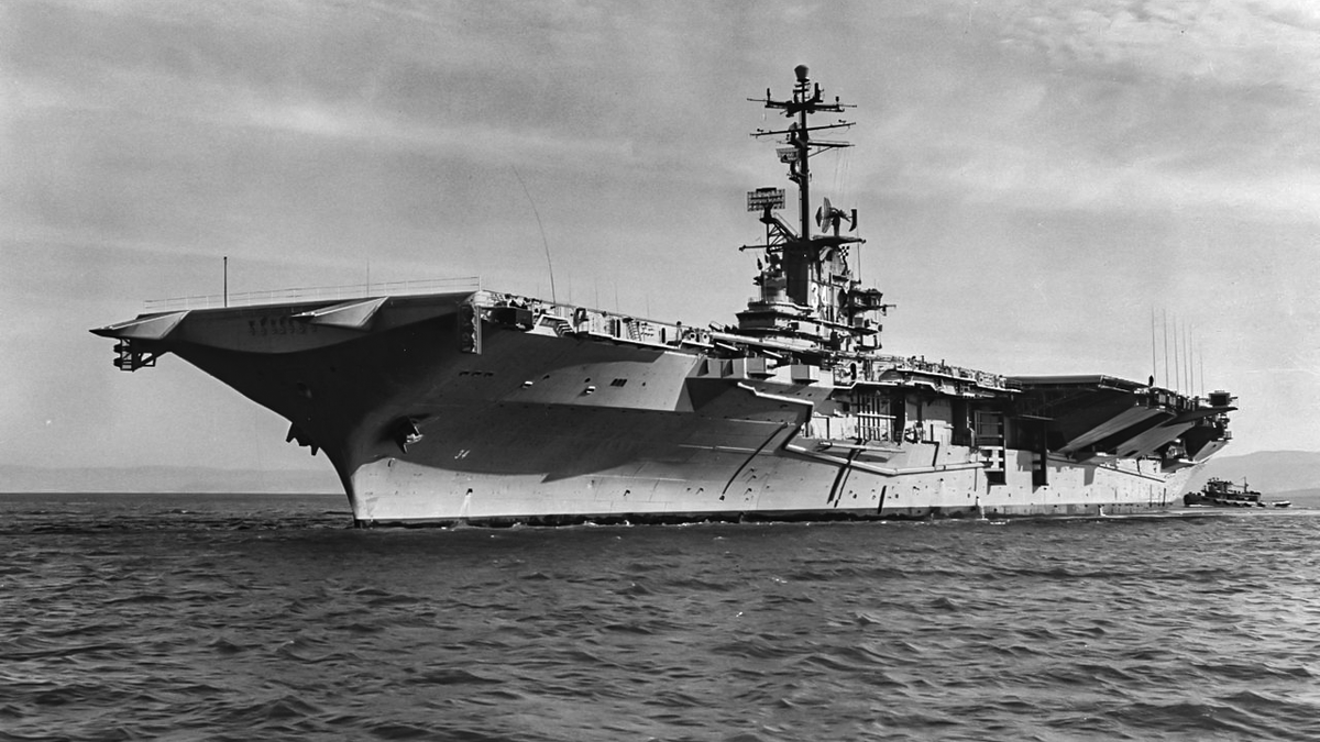 Авианосец ВМФ США "Орискани". Первая фотография: 1959 год, выход из верфи. Вторая - затопление 17 мая 2006 (Википедия) в качестве искусственного рифа для привлечения туристов.