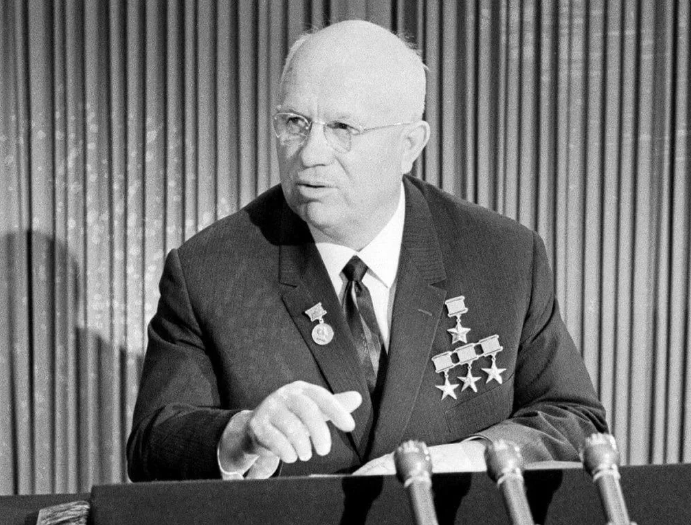 Девальвация наград. И когда это, любопытно, Хрущев успел стать таким "заслуженным Героем"? До 1953 года не имел ни одной Звезды Героя. Первая - 1954 год, последняя - 1964 год, За 10 лет! Страна за эти 10 лет расцвела и достигла немыслимых высот в развитии?? Источник фото - https://www.culture.ru/events/2290353/chas-istorii-28-sentyabrya-1953-g-nikita-sergeevich-khrushyov-izbran-pervym-sekretarem-ck-kpss