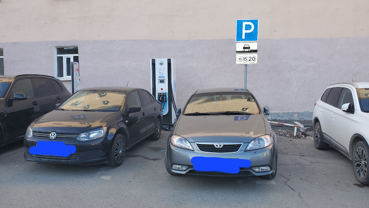 За этими автомобилями, которые имеют ДВС расположена зарядная станция