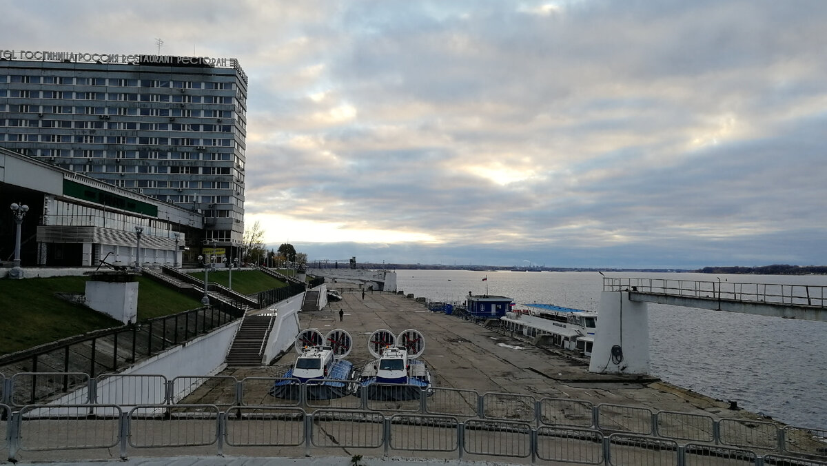 Самара, речно Вокзал (слева гостиница)