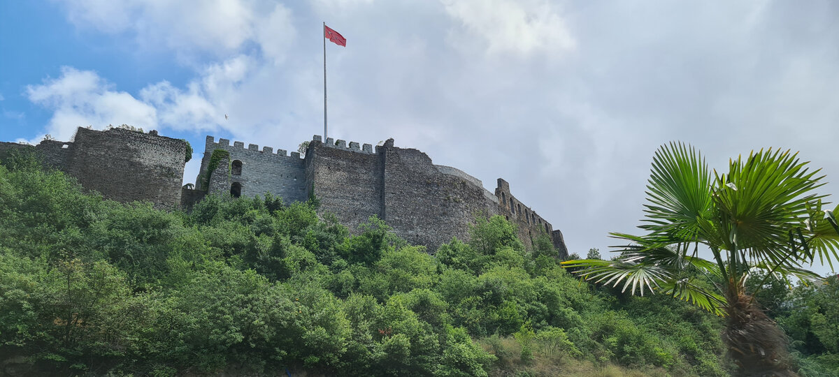 Конечно после Феодосийских стен Стамбула, оборонительными конструкциями Трабзона впечатлить бывалого путешественника не особо получится, и всё же трудно себе представить посещение Трабзона без осмотра