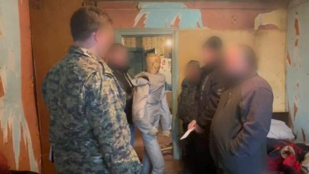     В Богучанском районе края отец ранил сына из-за старой обиды. Молодой человек скончался в машине скорой помощи.