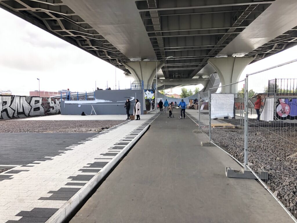    Кроме художников под мостом Бетанкура почти нет людей. Фото: Мойка78