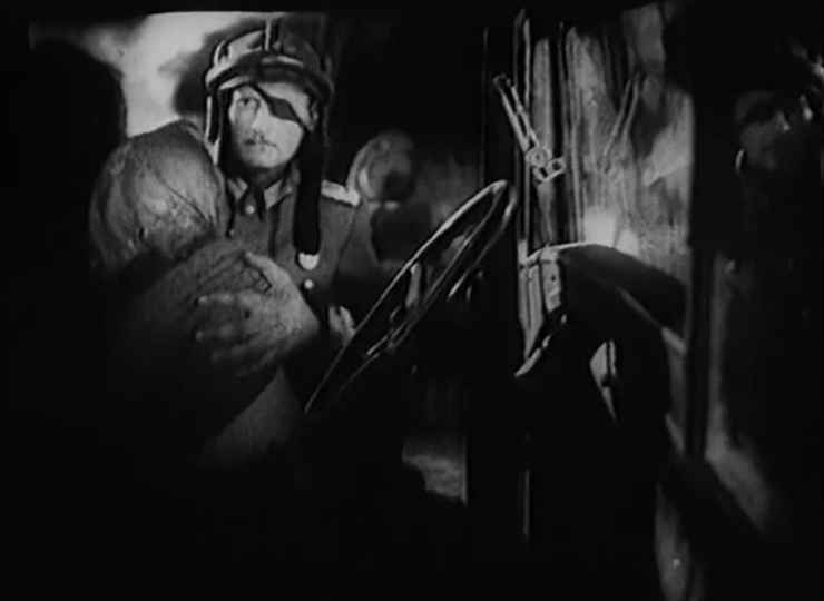 Главный злодей - немецкий танкист подполковник в шлемофоне. Кадр из фильма "Она защищает Родину" (1943 г.)