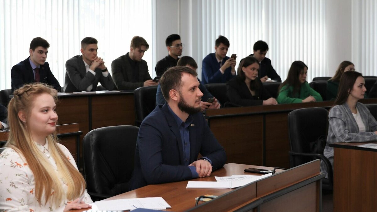     В Нижегородской области в 2008 году был создан Молодежный парламент при Заксобрании, в 2012 году появилась Молодежная палата при гордуме. Чем они занимаются, и есть ли смысл в функционировании этих структур? Что дает членство в них? Ответы на эти вопросы ищите в материале NewsNN.