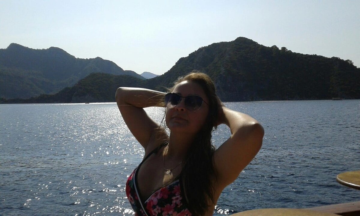 Наша туристка наслаждается прекрасной морской прогулкой