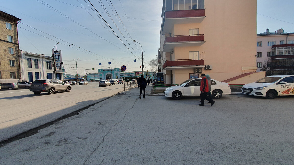 Это вид на вокзал , ул Челюскинцев и вот здесь нужно повернуть направо!