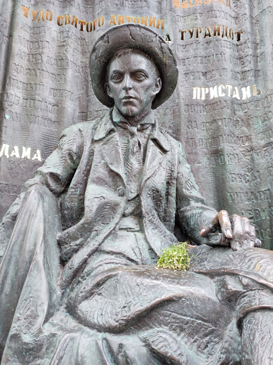 Памятник Евгению Вахтангову на Арбате в Москве. Источник — dzen.ru/pa_myatnik