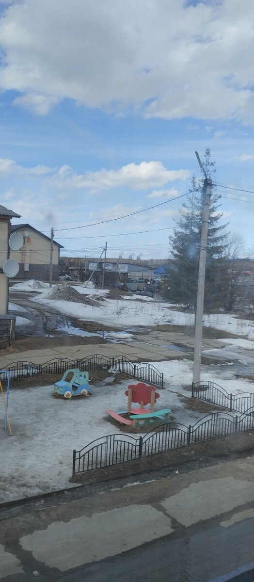 Вид из окна. Вдалеке видны трубы ГРЭС. 