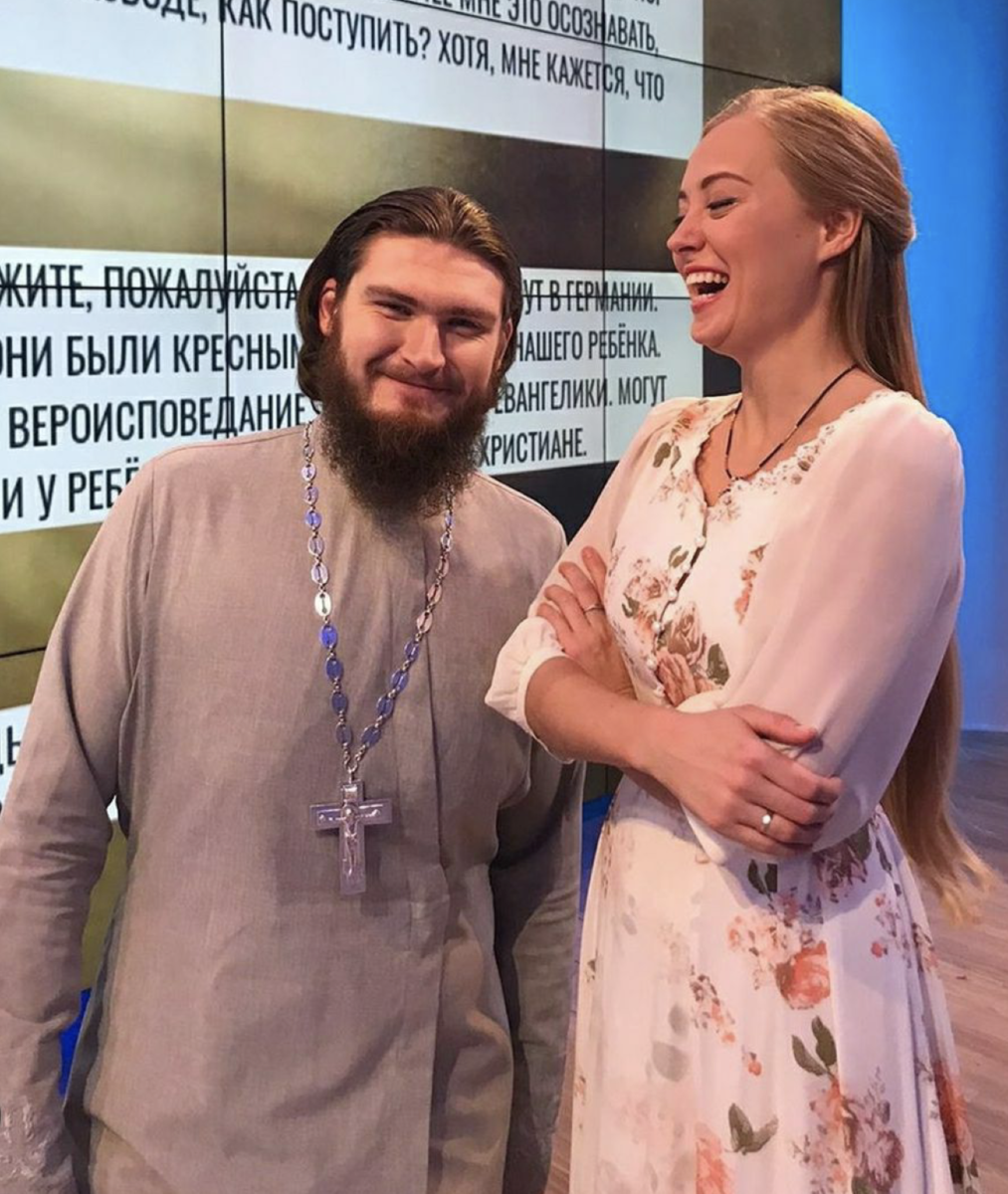 Смеется над другим. Бог один только провайдеры разные. Смеяться над верующими. Смех продлевает жизнь правда или миф. Библия на каждый день притчи.