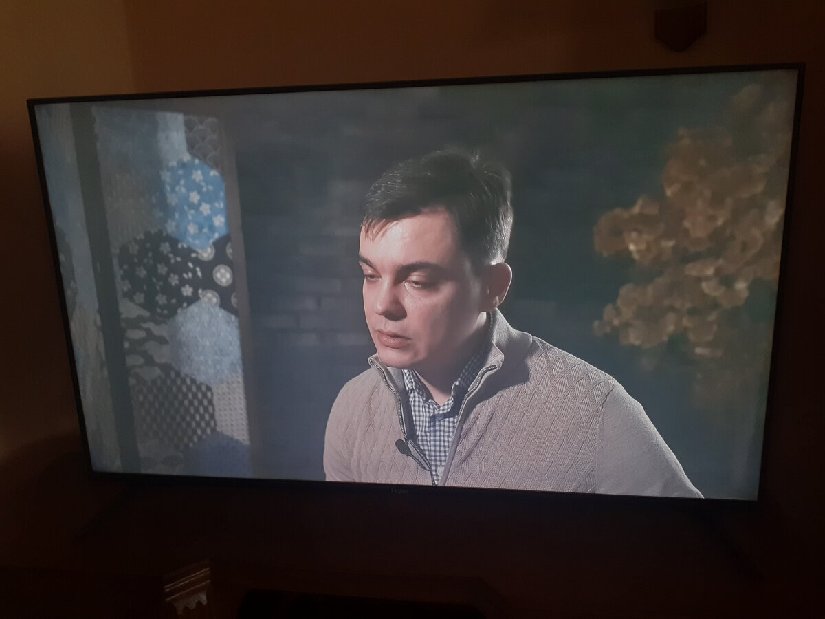 Беглец даёт интервью. Очень похоже на допрос. Фото автора. 