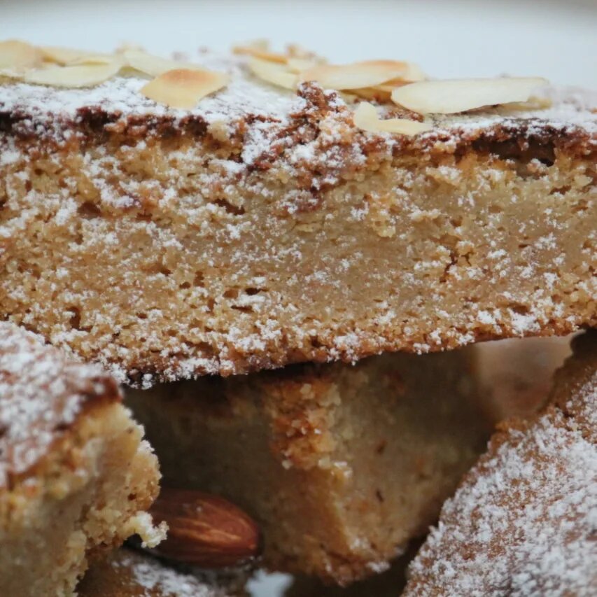  Я обожаю миндальную муку🥰 Из нее получаются очень вкусные и нежные десерты.  Вот и сегодня хочу предложить вам рецепт из этой серии, в котором мы используем вместе с миндальной мукой еще один необычный ингредиент - сухое молоко🤍



