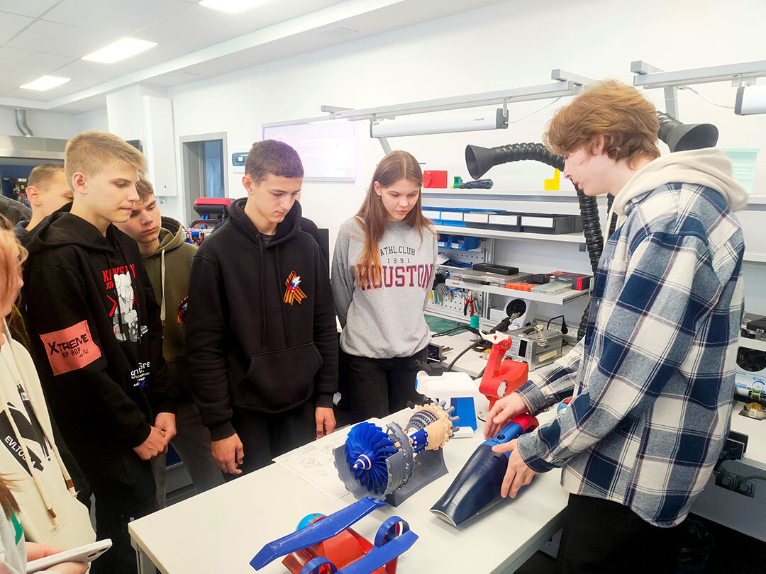 Студенты ноябрьского колледжа помогали старшеклассникам из ДНР разобраться в сложном  оборудовании. 