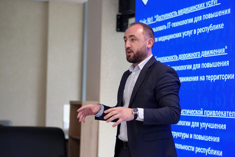 Алибек Боташев, эксперт хакатона Code-9 Фото: Арсен Алабердов/ТАСС  
  
