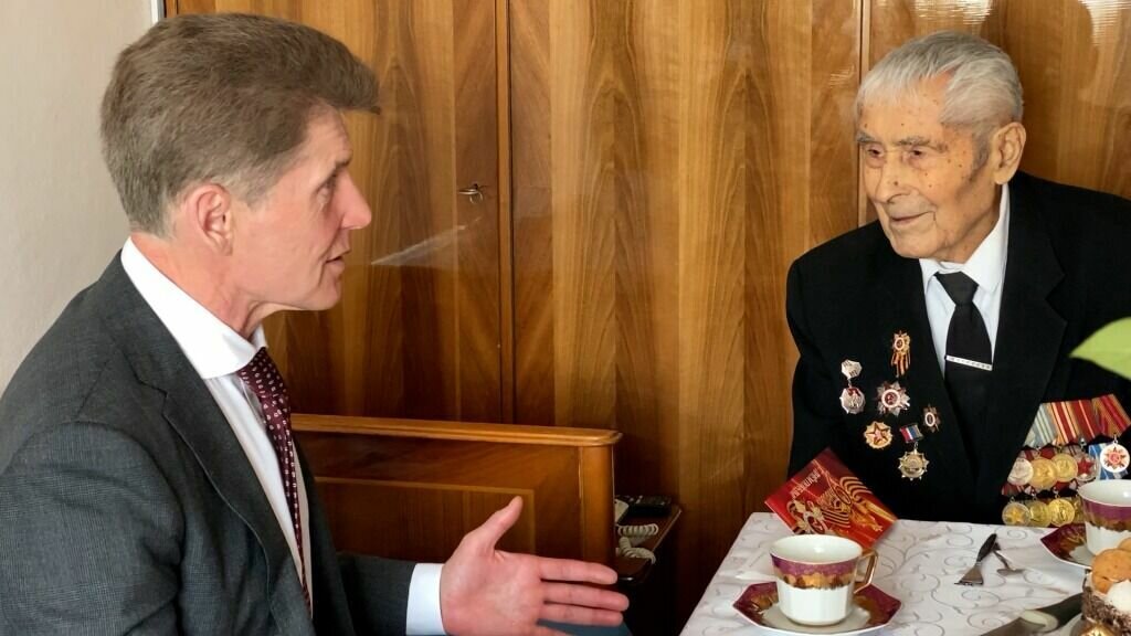     В честь грядущего Дня Победы губернатор Приморского края Олег Кожемяко нанес визит Василию Сергеевичу Леваде – участнику Великой Отечественной войны. Глава региона поблагодарил ветерана за его подвиг и вручил ему ценные подарки
