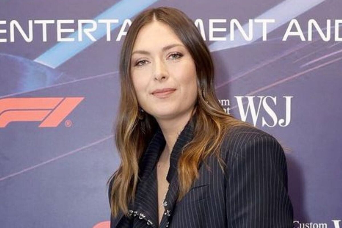     «Я провела утро с могущественными женщинами»: Мария Шарапова в бра и жакете появилась на саммите «Формулы-1»