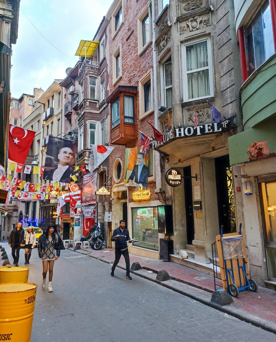 Стамбул многоликий. Где-то в переулках от площади Таксим