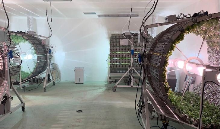    Эта вертикальная ферма постоянно вертится