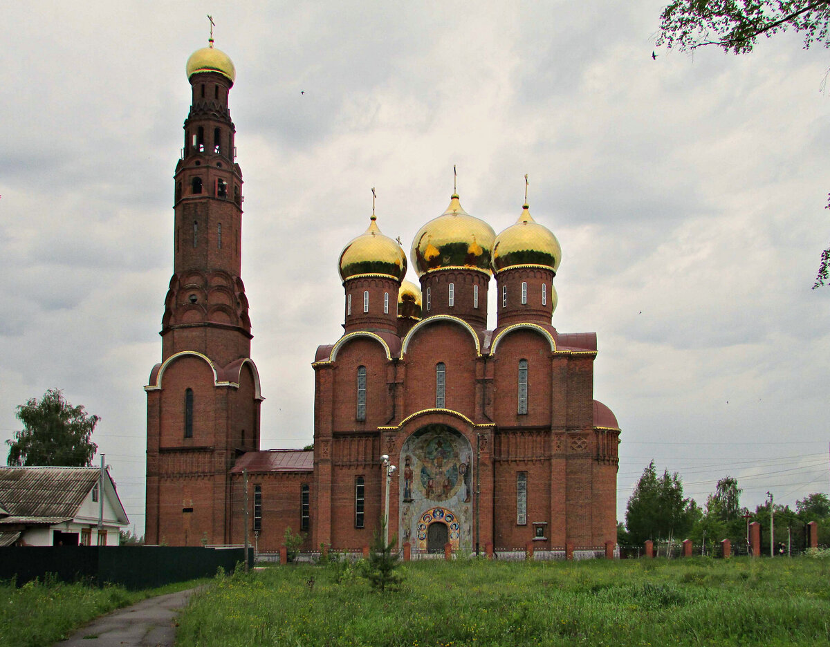 "Красный" храм Воскресенья Христова, Вичуга. Фото из интернета. Свои не получились хорошие((