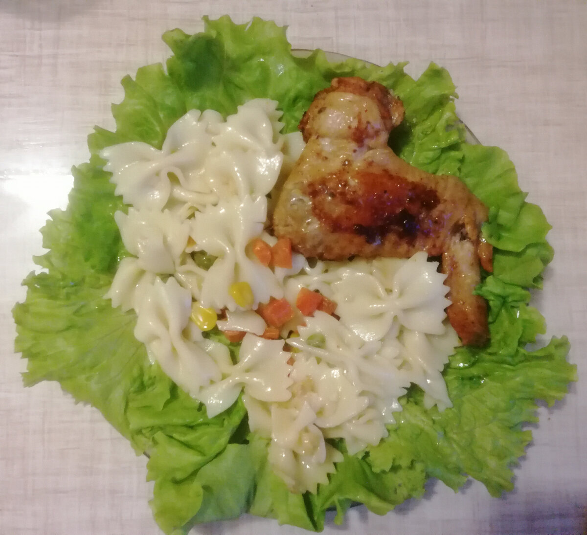 Салат, макароны с овощами и крылышки. Помогала готовить дочь старшая Кира, салат мы обожаем))) 