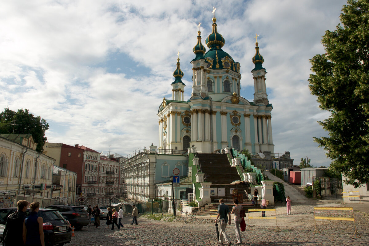 Андреевская церковь. Построена в стиле елизаветинского барокко по проекту Бартоломео Растрелли в 1747—1753 годах.