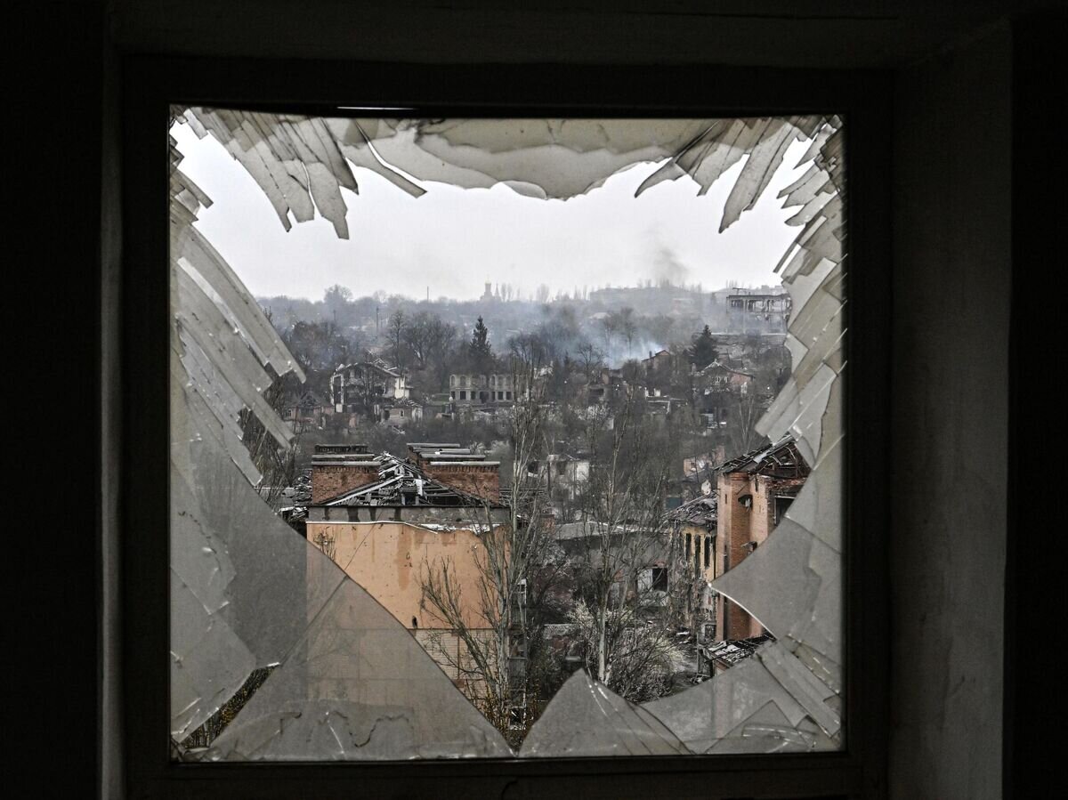    Вид из окна дома на район Артёмовска, в котором идёт бой© РИА Новости / Евгений Биятов