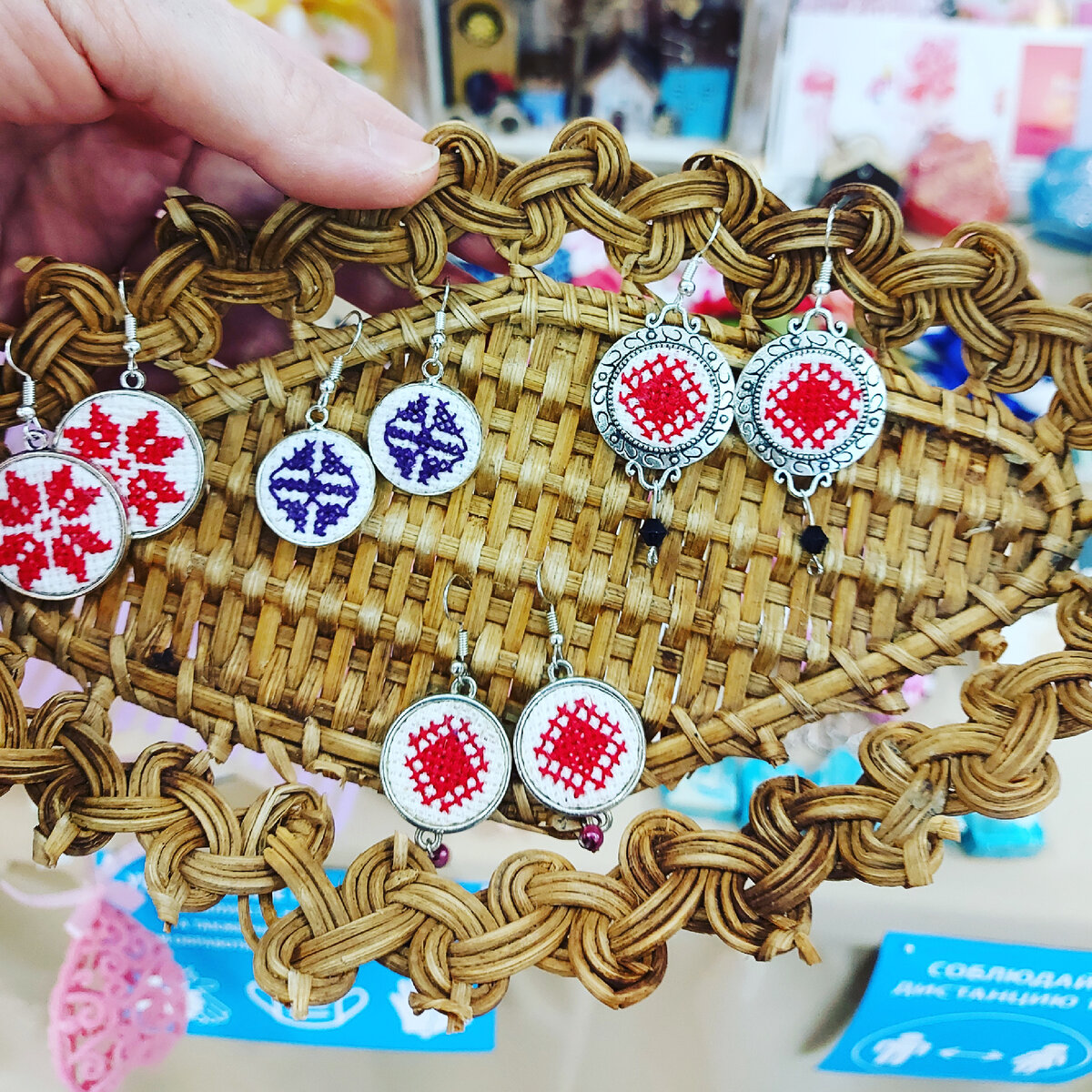 Вышивка серёг крестиком. Занимаюсь по настоящее время.