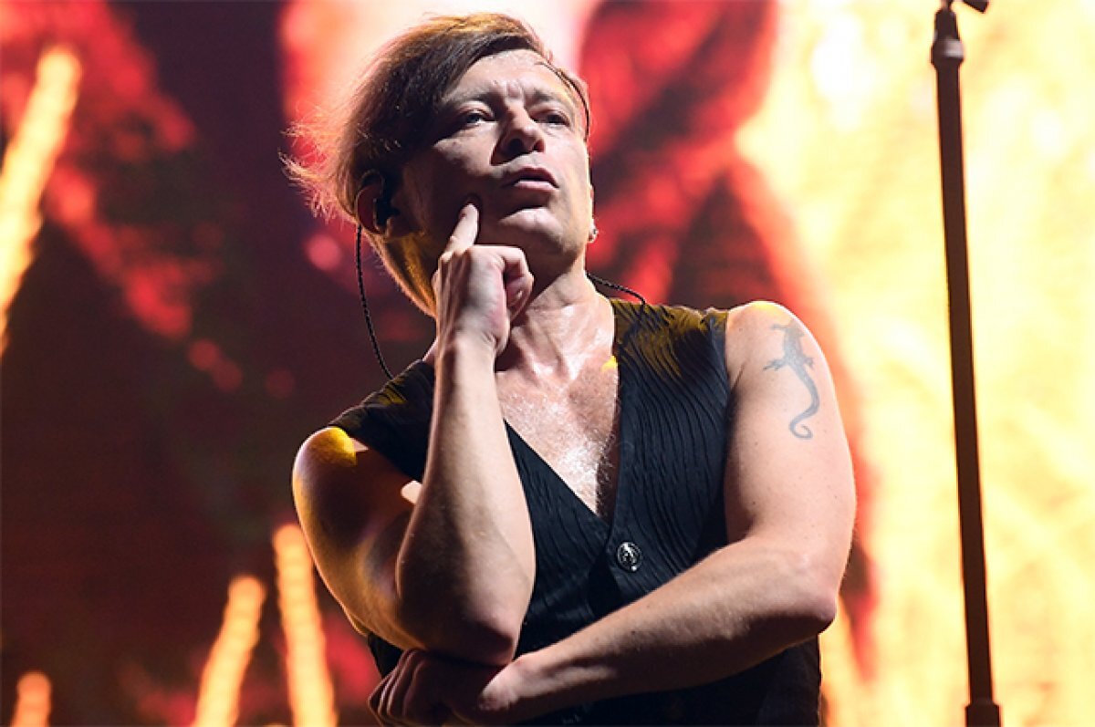    Солист рок-группы «Би-2» Лёва (Егор Бортник).