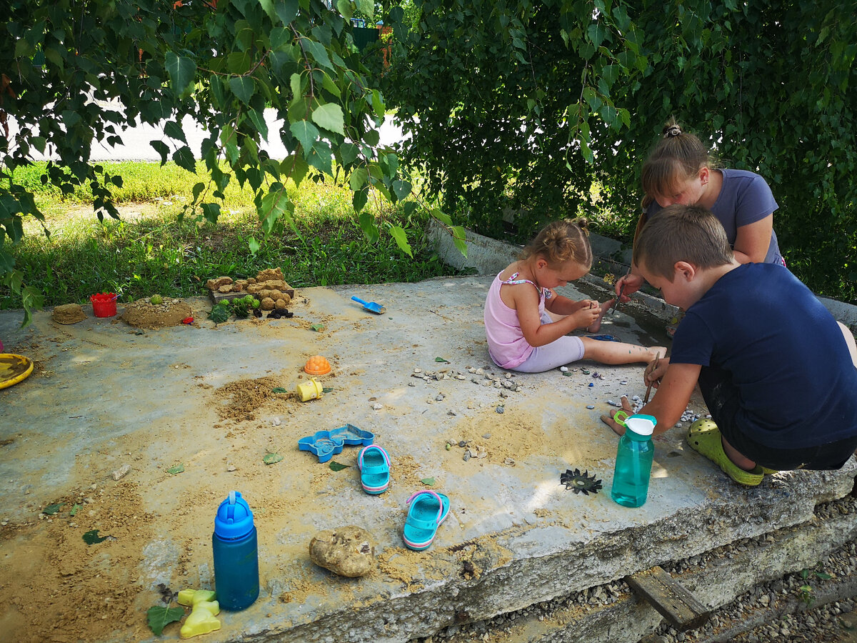 Сервис в Ефремове Тульской области. Почти сутки ремонтировали машину. Нашли отличного мастера Евгения по "сарафанному радио",  через 5 человек наверно, кто-то  подсказывал обратиться к кому-то, мы обращались и так вышли на нужного человека, который смог отремонтировать  полноприводный дизель в маленьком городке, добрые люди, знающие его место нахождение, отвезли до него и он откладывая свою утреннюю поездку в отпуск, взялся за наш  ремонт. А мы тем временем провели весь под березкой))