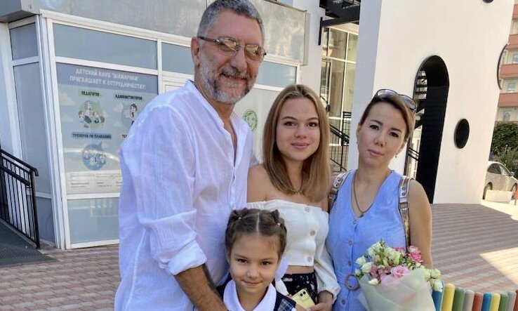 Моя семья – это еще и моя самая любимая команда в бизнесе на недвижимости: мой муж занимается организацией ремонтов, старшая дочь Катя зарабатывает на дизайне квартир. Помимо общего бизнеса, у мужа и дочки есть свои личные проекты проекты и заказчики. Запись на их услуги расписана на пару месяцев вперед. А младшая дочь Мира, пока только наблюдает и вдохновляет нас всех!