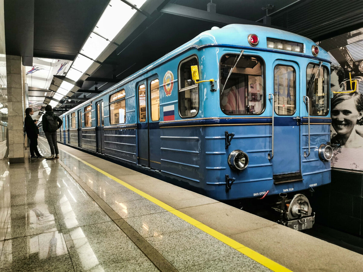 Поезд Еж3 - выведенный в Москве из эксплуатации тип вагонов, хотя ещё, кажется, совсем недавно их можно было встретить в подземке. Они уступили место современным поездам. Снято на станции "Сокольники" БКЛ.